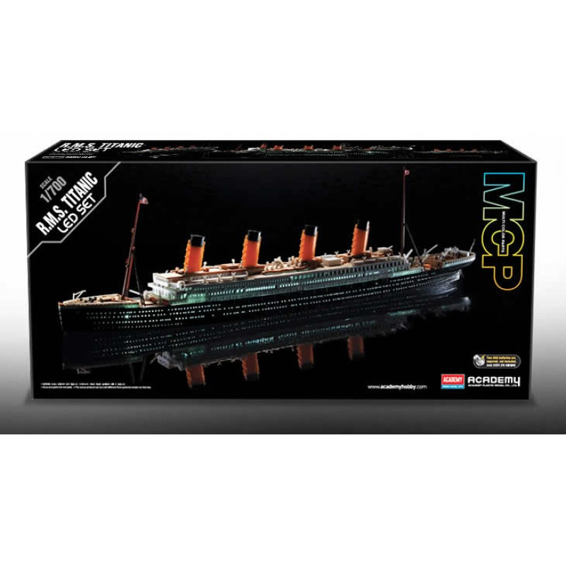 Academy RSM Titanic + LED SET Static Model KIT 1:700